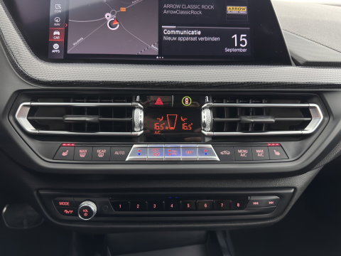 BMW 1-serie 118i High Executive Edition (INCL-BTW) Aut.*M-SPORT-CUPSEATS | PANO | FULL-LED | DIGI-COCKPIT | HIFI-SOUND | CAMERA | NAVI-FULLMAP | AMBIENTLIGHT | PRIVACY-GLASS | ECC | CARBON-INLAY | PDC | CRUISE | 18''ALU*