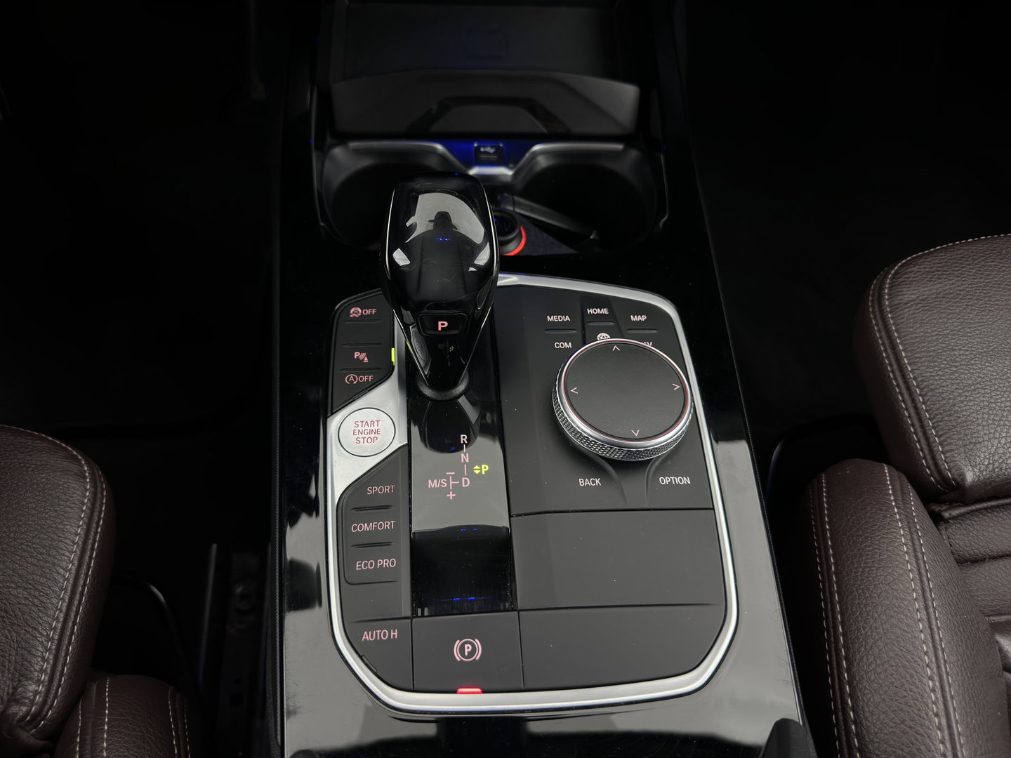 BMW 1-serie 118i High Executive Edition (INCL-BTW) Aut.*M-SPORT-CUPSEATS | PANO | FULL-LED | DIGI-COCKPIT | HIFI-SOUND | CAMERA | NAVI-FULLMAP | AMBIENTLIGHT | PRIVACY-GLASS | ECC | CARBON-INLAY | PDC | CRUISE | 18''ALU*
