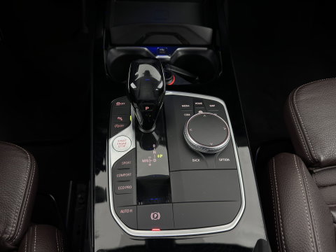 BMW 1-serie 118i High Executive Edition (INCL-BTW) Aut.*M-SPORT-CUPSEATS | PANO | FULL-LED | DIGI-COCKPIT | HIFI-SOUND | CAMERA | NAVI-FULLMAP | AMBIENTLIGHT | PRIVACY-GLASS | ECC | CARBON-INLAY | PDC | CRUISE | 18''ALU*