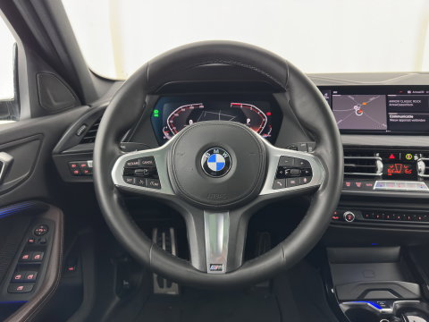 BMW 1-serie 118i High Executive Edition (INCL-BTW) Aut.*M-SPORT-CUPSEATS | PANO | FULL-LED | DIGI-COCKPIT | HIFI-SOUND | CAMERA | NAVI-FULLMAP | AMBIENTLIGHT | PRIVACY-GLASS | ECC | CARBON-INLAY | PDC | CRUISE | 18''ALU*