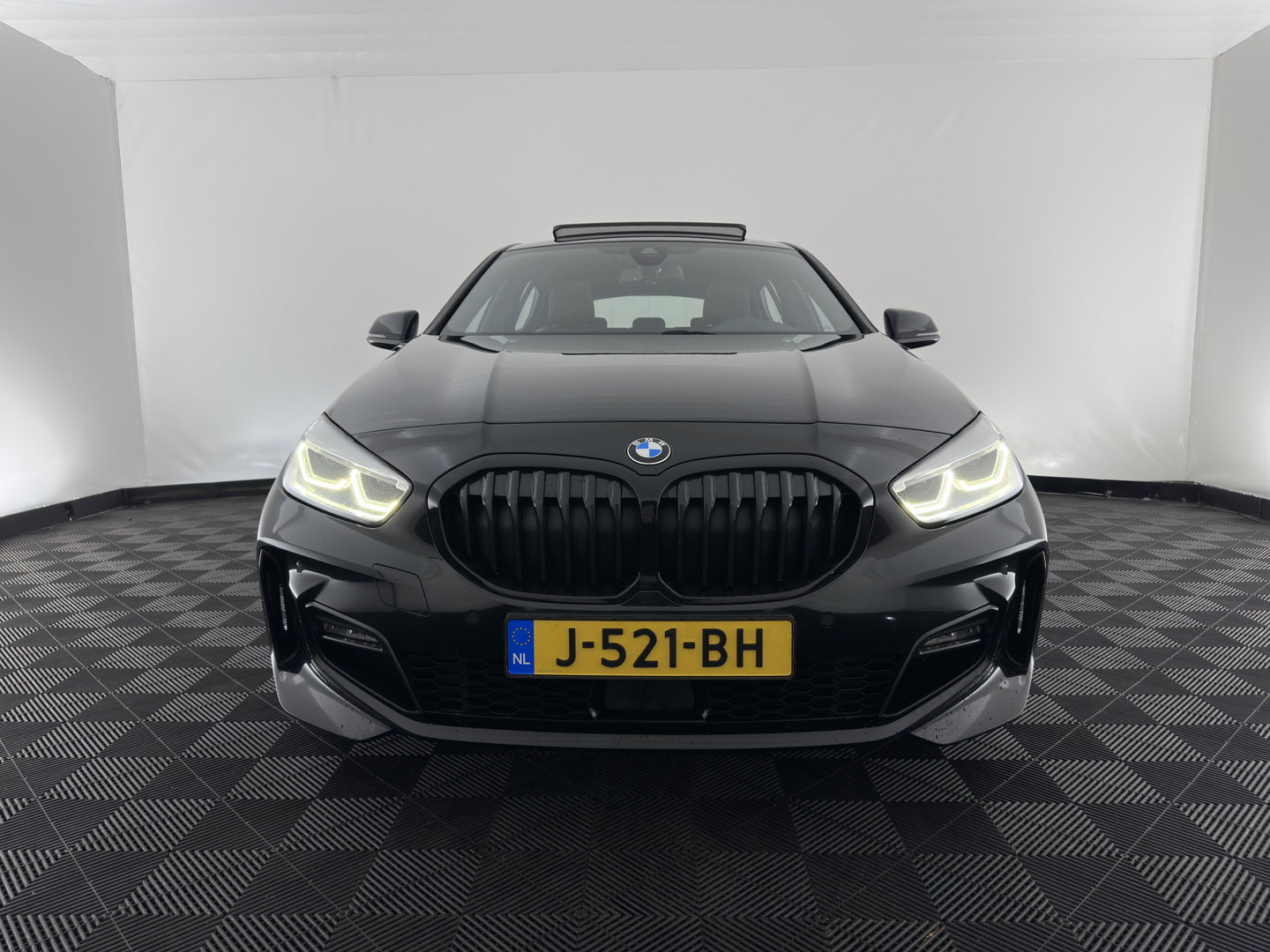 BMW 1-serie 118i High Executive Edition (INCL-BTW) Aut.*M-SPORT-CUPSEATS | PANO | FULL-LED | DIGI-COCKPIT | HIFI-SOUND | CAMERA | NAVI-FULLMAP | AMBIENTLIGHT | PRIVACY-GLASS | ECC | CARBON-INLAY | PDC | CRUISE | 18''ALU*