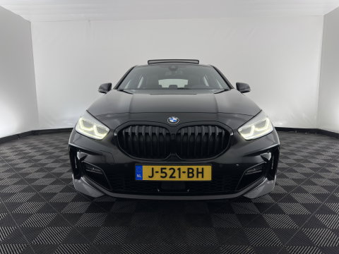 BMW 1-serie 118i High Executive Edition (INCL-BTW) Aut.*M-SPORT-CUPSEATS | PANO | FULL-LED | DIGI-COCKPIT | HIFI-SOUND | CAMERA | NAVI-FULLMAP | AMBIENTLIGHT | PRIVACY-GLASS | ECC | CARBON-INLAY | PDC | CRUISE | 18''ALU*