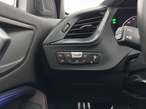BMW 1-serie 118i High Executive Edition (INCL-BTW) Aut.*M-SPORT-CUPSEATS | PANO | FULL-LED | DIGI-COCKPIT | HIFI-SOUND | CAMERA | NAVI-FULLMAP | AMBIENTLIGHT | PRIVACY-GLASS | ECC | CARBON-INLAY | PDC | CRUISE | 18''ALU*