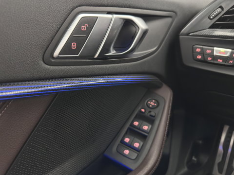 BMW 1-serie 118i High Executive Edition (INCL-BTW) Aut.*M-SPORT-CUPSEATS | PANO | FULL-LED | DIGI-COCKPIT | HIFI-SOUND | CAMERA | NAVI-FULLMAP | AMBIENTLIGHT | PRIVACY-GLASS | ECC | CARBON-INLAY | PDC | CRUISE | 18''ALU*