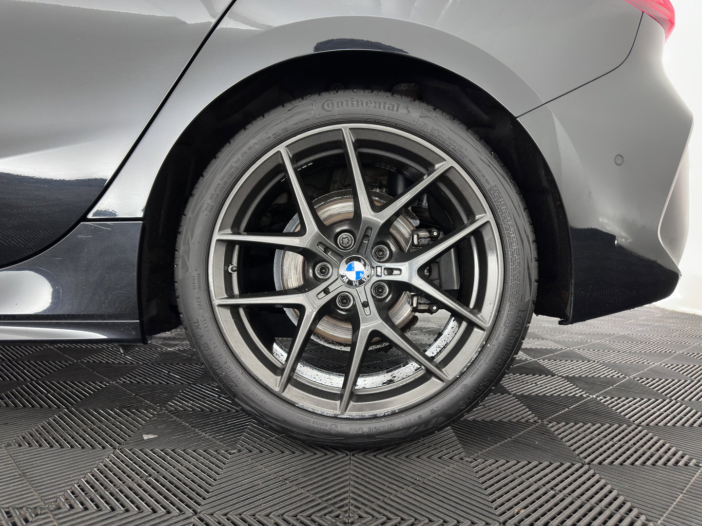 BMW 1-serie 118i High Executive Edition (INCL-BTW) Aut.*M-SPORT-CUPSEATS | PANO | FULL-LED | DIGI-COCKPIT | HIFI-SOUND | CAMERA | NAVI-FULLMAP | AMBIENTLIGHT | PRIVACY-GLASS | ECC | CARBON-INLAY | PDC | CRUISE | 18''ALU*