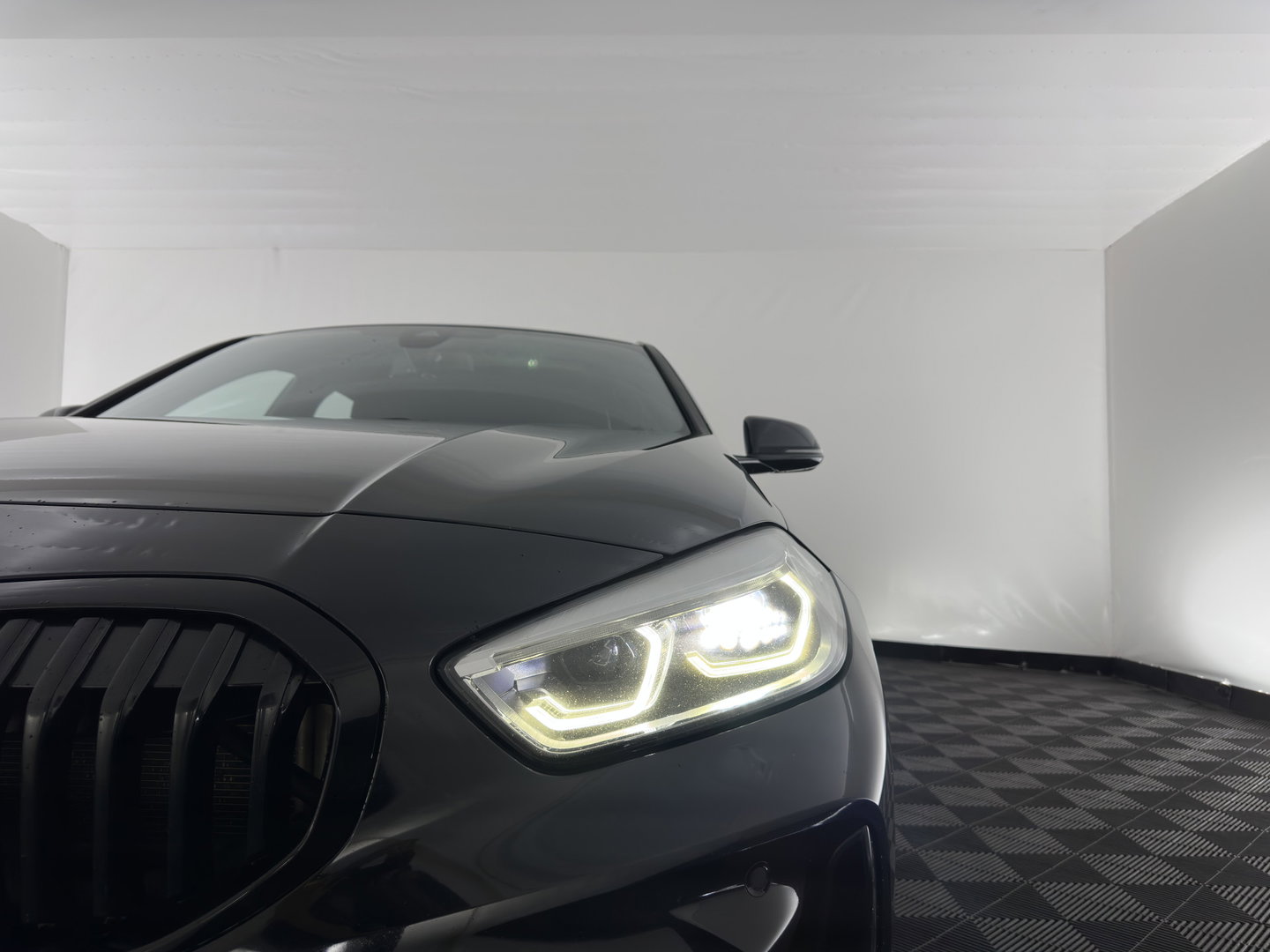 BMW 1-serie 118i High Executive Edition (INCL-BTW) Aut.*M-SPORT-CUPSEATS | PANO | FULL-LED | DIGI-COCKPIT | HIFI-SOUND | CAMERA | NAVI-FULLMAP | AMBIENTLIGHT | PRIVACY-GLASS | ECC | CARBON-INLAY | PDC | CRUISE | 18''ALU*