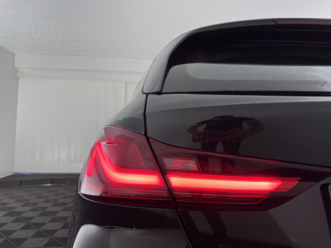 BMW 1-serie 118i High Executive Edition (INCL-BTW) Aut.*M-SPORT-CUPSEATS | PANO | FULL-LED | DIGI-COCKPIT | HIFI-SOUND | CAMERA | NAVI-FULLMAP | AMBIENTLIGHT | PRIVACY-GLASS | ECC | CARBON-INLAY | PDC | CRUISE | 18''ALU*