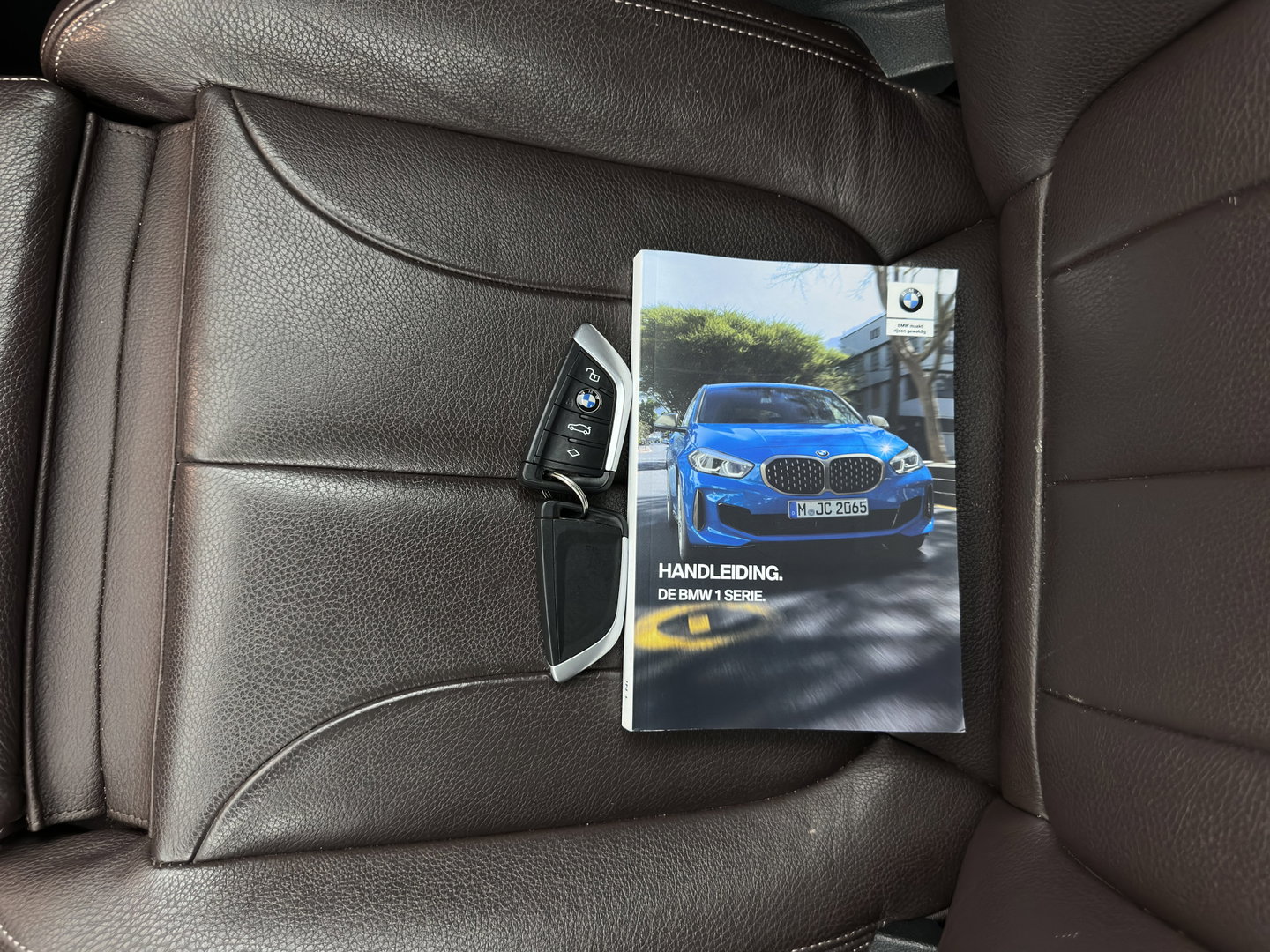 BMW 1-serie 118i High Executive Edition (INCL-BTW) Aut.*M-SPORT-CUPSEATS | PANO | FULL-LED | DIGI-COCKPIT | HIFI-SOUND | CAMERA | NAVI-FULLMAP | AMBIENTLIGHT | PRIVACY-GLASS | ECC | CARBON-INLAY | PDC | CRUISE | 18''ALU*