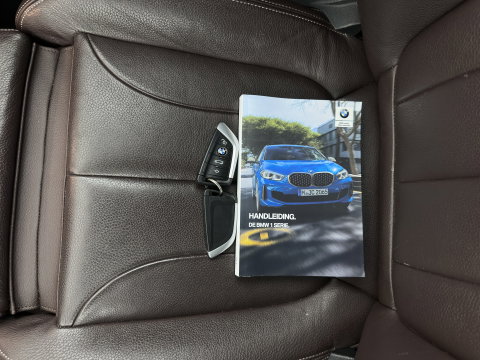 BMW 1-serie 118i High Executive Edition (INCL-BTW) Aut.*M-SPORT-CUPSEATS | PANO | FULL-LED | DIGI-COCKPIT | HIFI-SOUND | CAMERA | NAVI-FULLMAP | AMBIENTLIGHT | PRIVACY-GLASS | ECC | CARBON-INLAY | PDC | CRUISE | 18''ALU*