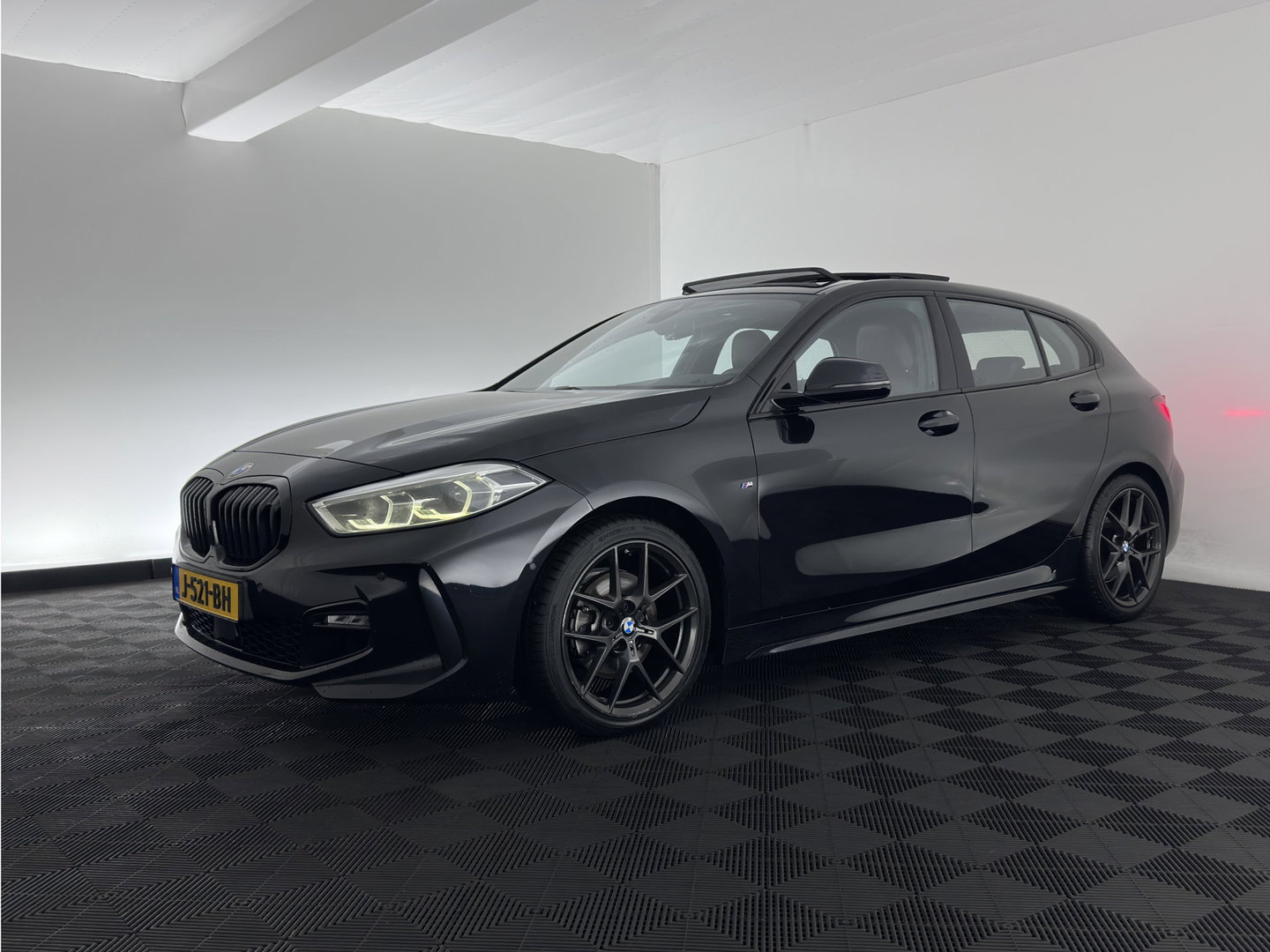 BMW 1-serie 118i High Executive Edition (INCL-BTW) Aut.*M-SPORT-CUPSEATS | PANO | FULL-LED | DIGI-COCKPIT | HIFI-SOUND | CAMERA | NAVI-FULLMAP | AMBIENTLIGHT | PRIVACY-GLASS | ECC | CARBON-INLAY | PDC | CRUISE | 18''ALU*