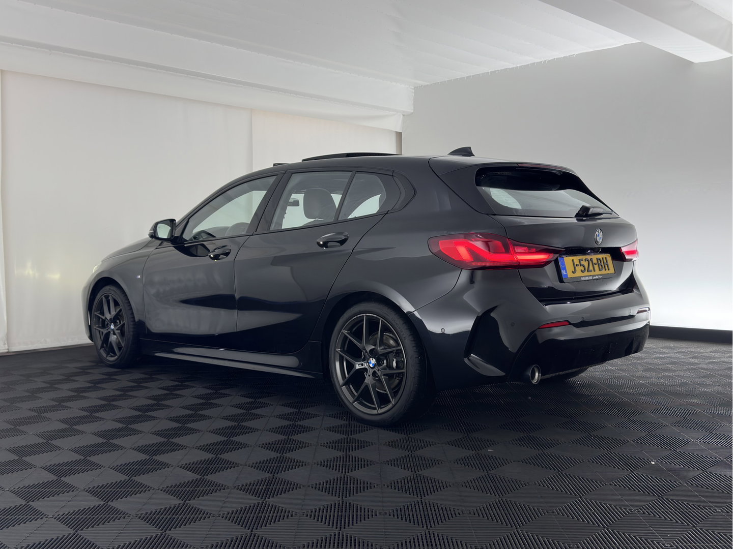 BMW 1-serie 118i High Executive Edition (INCL-BTW) Aut.*M-SPORT-CUPSEATS | PANO | FULL-LED | DIGI-COCKPIT | HIFI-SOUND | CAMERA | NAVI-FULLMAP | AMBIENTLIGHT | PRIVACY-GLASS | ECC | CARBON-INLAY | PDC | CRUISE | 18''ALU*