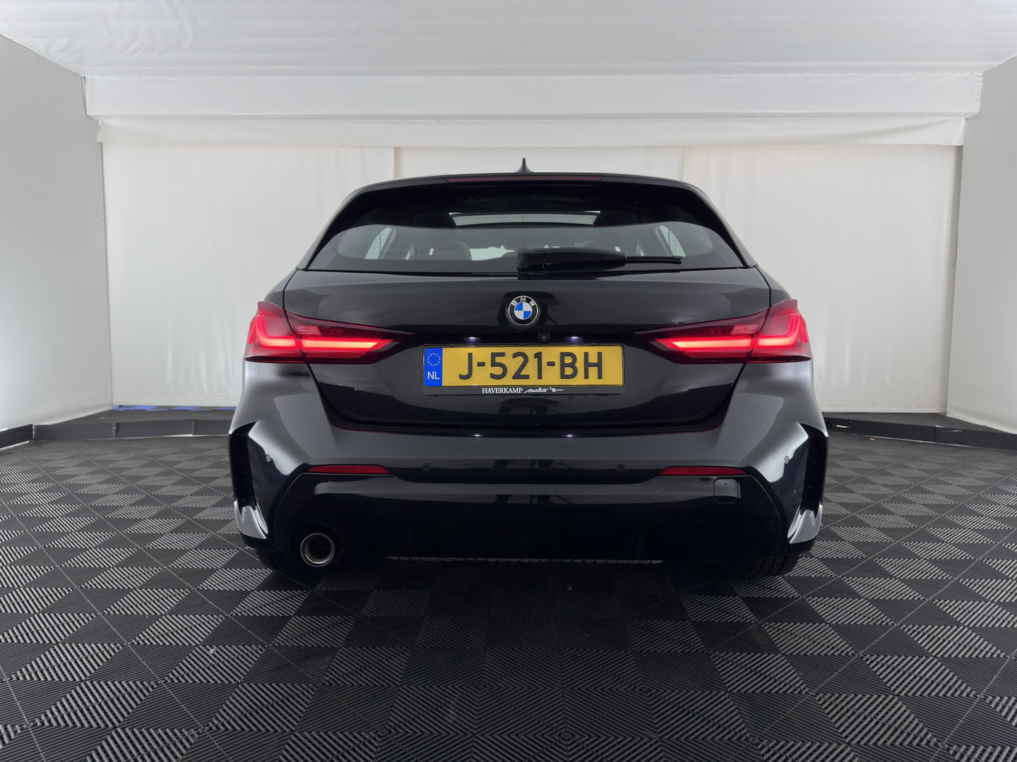 BMW 1-serie 118i High Executive Edition (INCL-BTW) Aut.*M-SPORT-CUPSEATS | PANO | FULL-LED | DIGI-COCKPIT | HIFI-SOUND | CAMERA | NAVI-FULLMAP | AMBIENTLIGHT | PRIVACY-GLASS | ECC | CARBON-INLAY | PDC | CRUISE | 18''ALU*