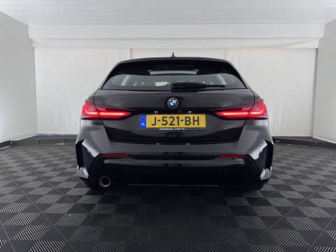 BMW 1-serie 118i High Executive Edition (INCL-BTW) Aut.*M-SPORT-CUPSEATS | PANO | FULL-LED | DIGI-COCKPIT | HIFI-SOUND | CAMERA | NAVI-FULLMAP | AMBIENTLIGHT | PRIVACY-GLASS | ECC | CARBON-INLAY | PDC | CRUISE | 18''ALU*