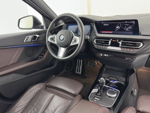 BMW 1-serie 118i High Executive Edition (INCL-BTW) Aut.*M-SPORT-CUPSEATS | PANO | FULL-LED | DIGI-COCKPIT | HIFI-SOUND | CAMERA | NAVI-FULLMAP | AMBIENTLIGHT | PRIVACY-GLASS | ECC | CARBON-INLAY | PDC | CRUISE | 18''ALU*