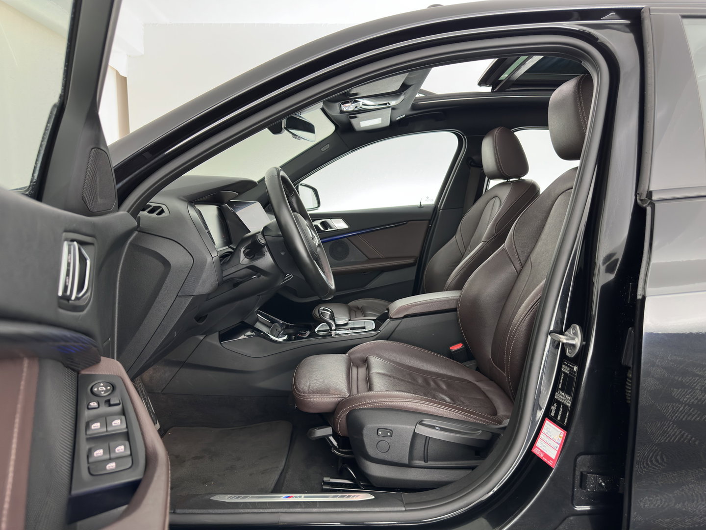 BMW 1-serie 118i High Executive Edition (INCL-BTW) Aut.*M-SPORT-CUPSEATS | PANO | FULL-LED | DIGI-COCKPIT | HIFI-SOUND | CAMERA | NAVI-FULLMAP | AMBIENTLIGHT | PRIVACY-GLASS | ECC | CARBON-INLAY | PDC | CRUISE | 18''ALU*