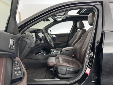 BMW 1-serie 118i High Executive Edition (INCL-BTW) Aut.*M-SPORT-CUPSEATS | PANO | FULL-LED | DIGI-COCKPIT | HIFI-SOUND | CAMERA | NAVI-FULLMAP | AMBIENTLIGHT | PRIVACY-GLASS | ECC | CARBON-INLAY | PDC | CRUISE | 18''ALU*