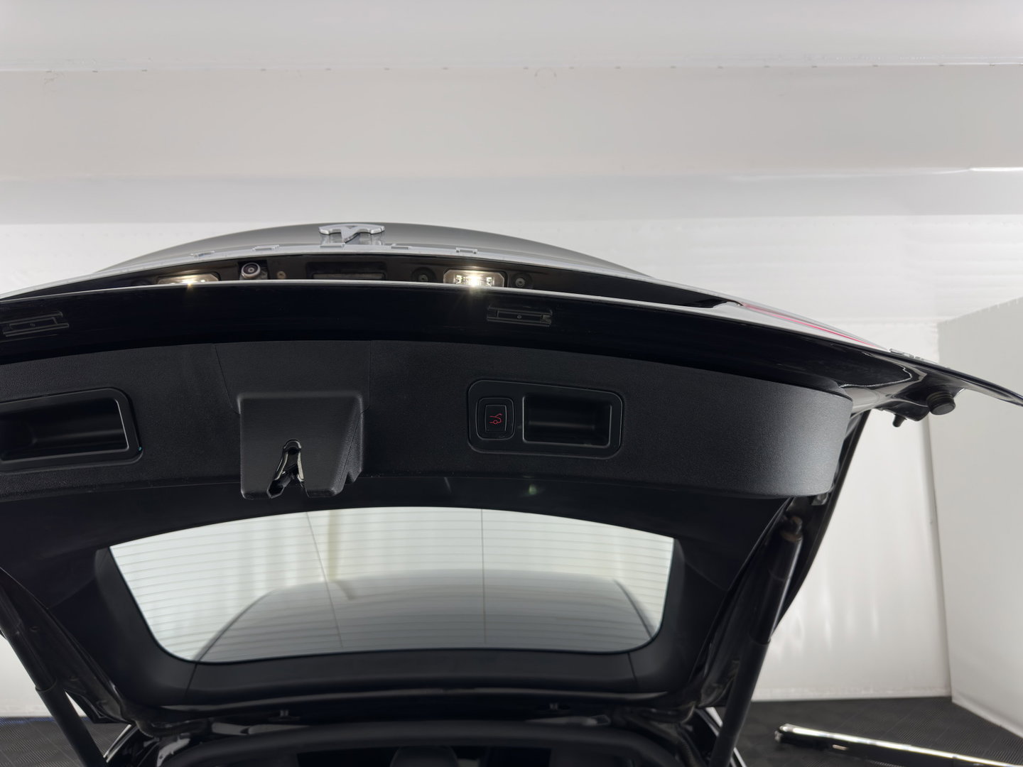 Tesla Model S 75D Base *AUT | PANO-WINDOW | LEATHER | AIR-SUSPENION | FULL-LED | NAVI-FULLMAP | KEYLESS | COMFORTSEATS | DIGI-COCKPIT |AUTO-PILOT | 19"ALU*