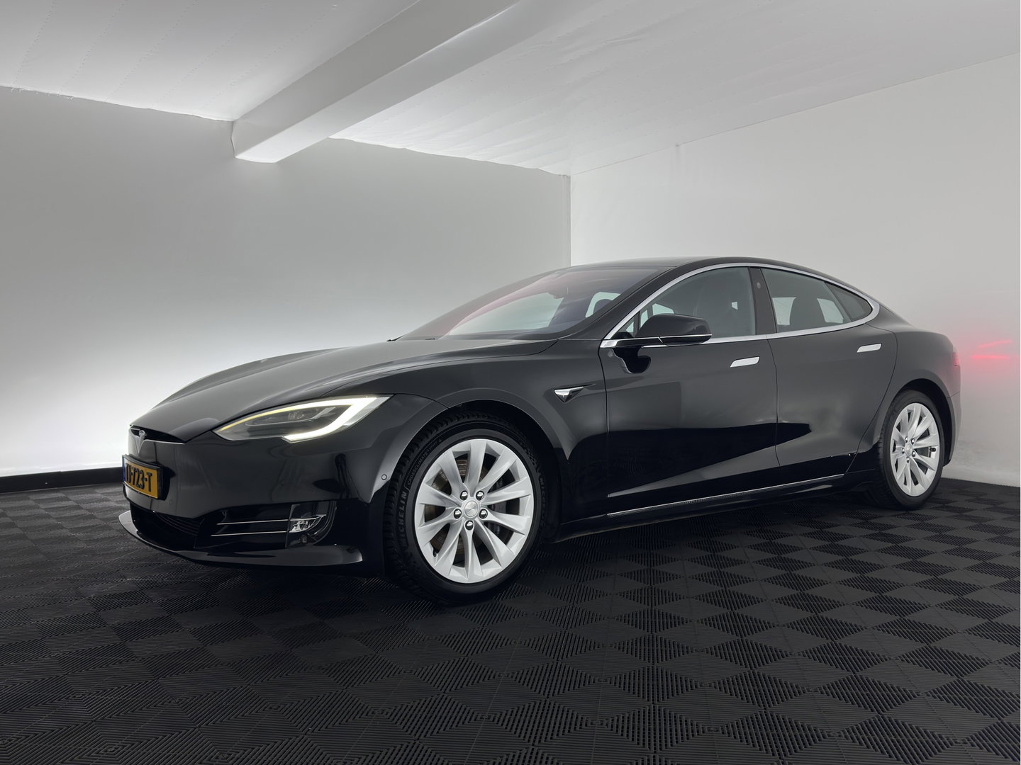 Tesla Model S 75D Base *AUT | PANO-WINDOW | LEATHER | AIR-SUSPENION | FULL-LED | NAVI-FULLMAP | KEYLESS | COMFORTSEATS | DIGI-COCKPIT |AUTO-PILOT | 19"ALU*