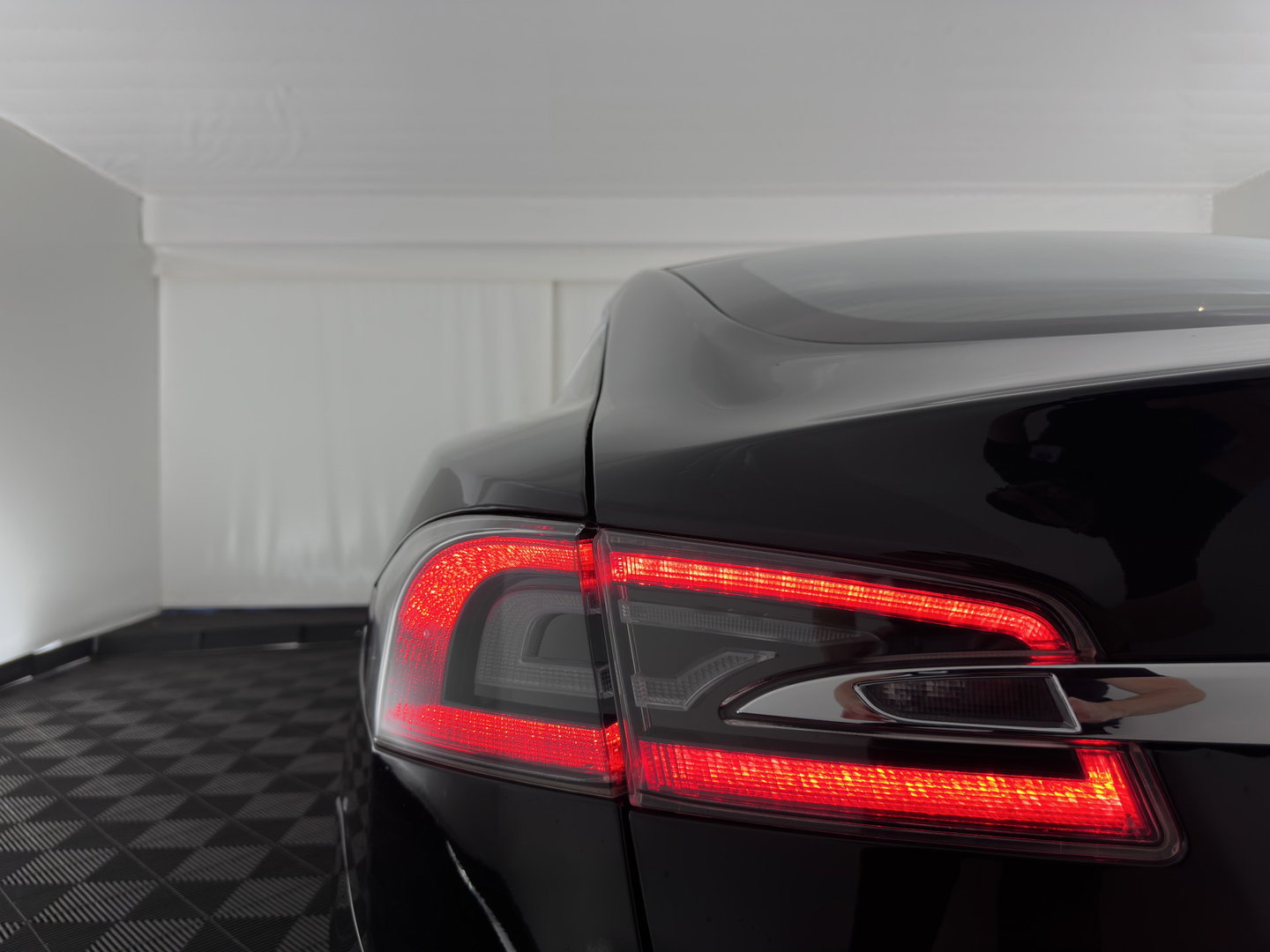 Tesla Model S 75D Base *AUT | PANO-WINDOW | LEATHER | AIR-SUSPENION | FULL-LED | NAVI-FULLMAP | KEYLESS | COMFORTSEATS | DIGI-COCKPIT |AUTO-PILOT | 19"ALU*