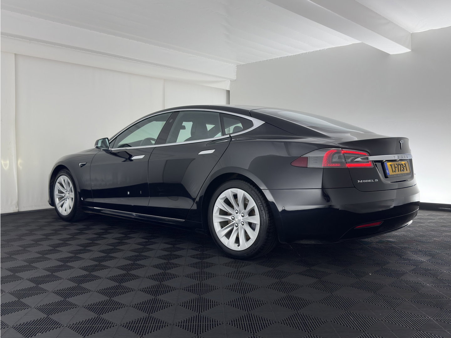 Tesla Model S 75D Base *AUT | PANO-WINDOW | LEATHER | AIR-SUSPENION | FULL-LED | NAVI-FULLMAP | KEYLESS | COMFORTSEATS | DIGI-COCKPIT |AUTO-PILOT | 19"ALU*