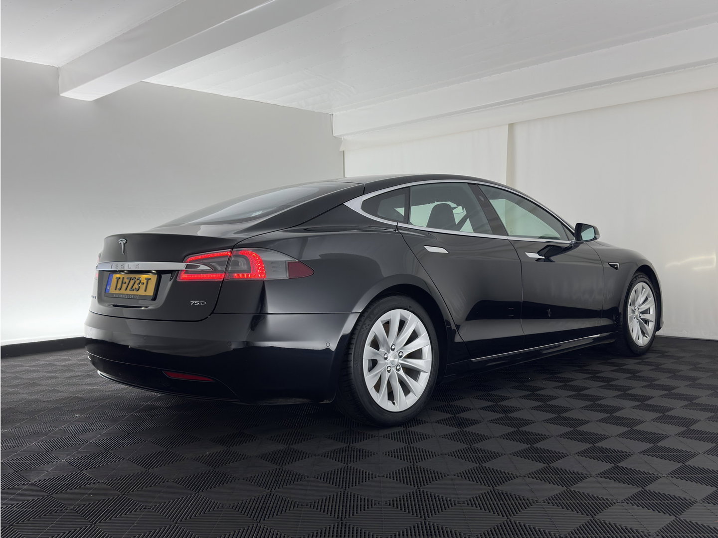 Tesla Model S 75D Base *AUT | PANO-WINDOW | LEATHER | AIR-SUSPENION | FULL-LED | NAVI-FULLMAP | KEYLESS | COMFORTSEATS | DIGI-COCKPIT |AUTO-PILOT | 19"ALU*