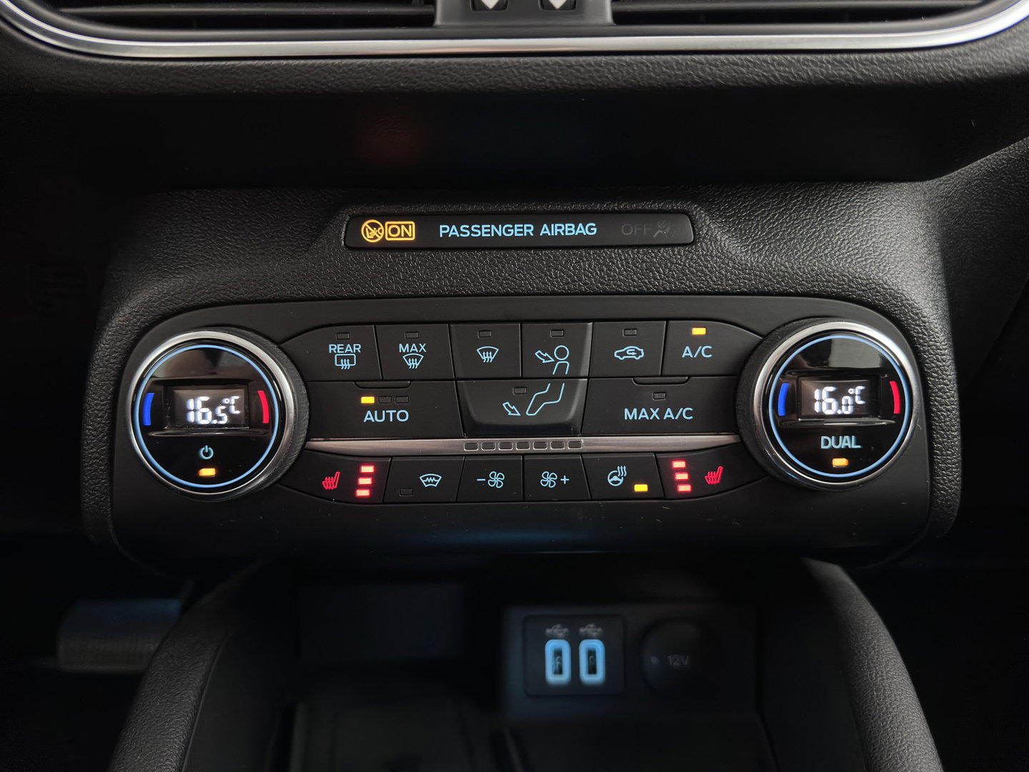 Ford FOCUS Wagon 1.0 EcoBoost Titanium X Business (INCL-BTW)  *AUT | DIGI-COCKPIT | KEYLESS | CAMERA | NAVI-FULLMAP | HEATED-SPORTSEATS | DAB+ |  ECC | PDC | TOWBAR | 16''ALU*