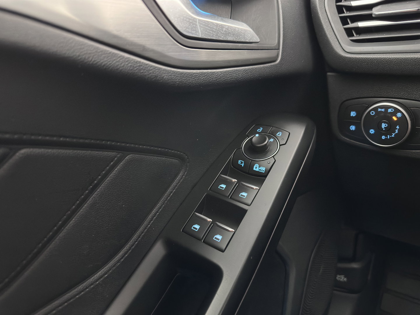 Ford FOCUS Wagon 1.0 EcoBoost Titanium X Business (INCL-BTW)  *AUT | DIGI-COCKPIT | KEYLESS | CAMERA | NAVI-FULLMAP | HEATED-SPORTSEATS | DAB+ |  ECC | PDC | TOWBAR | 16''ALU*
