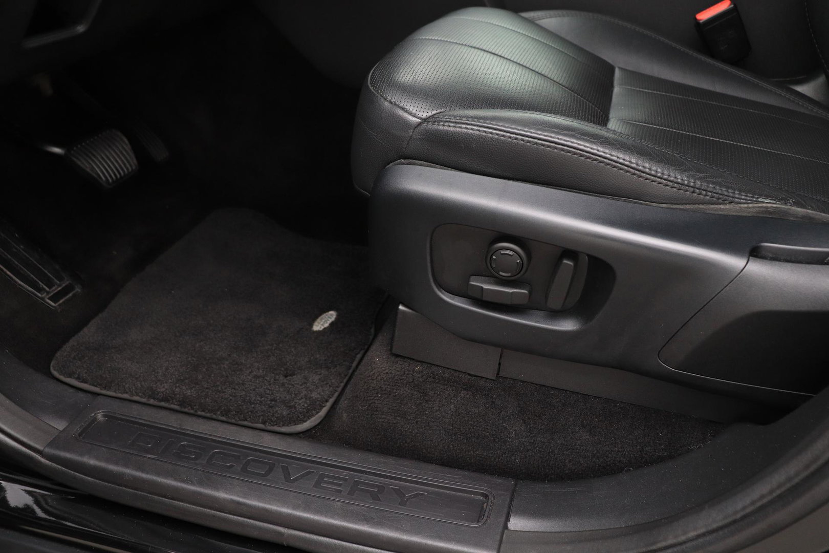 Land Rover Discovery 3.0 Sd6 SE | GRIJS KENTEKEN | Luchtvering | Trekhaak | Stoel+Stuurverwarming | BLIS | Camera | ACC