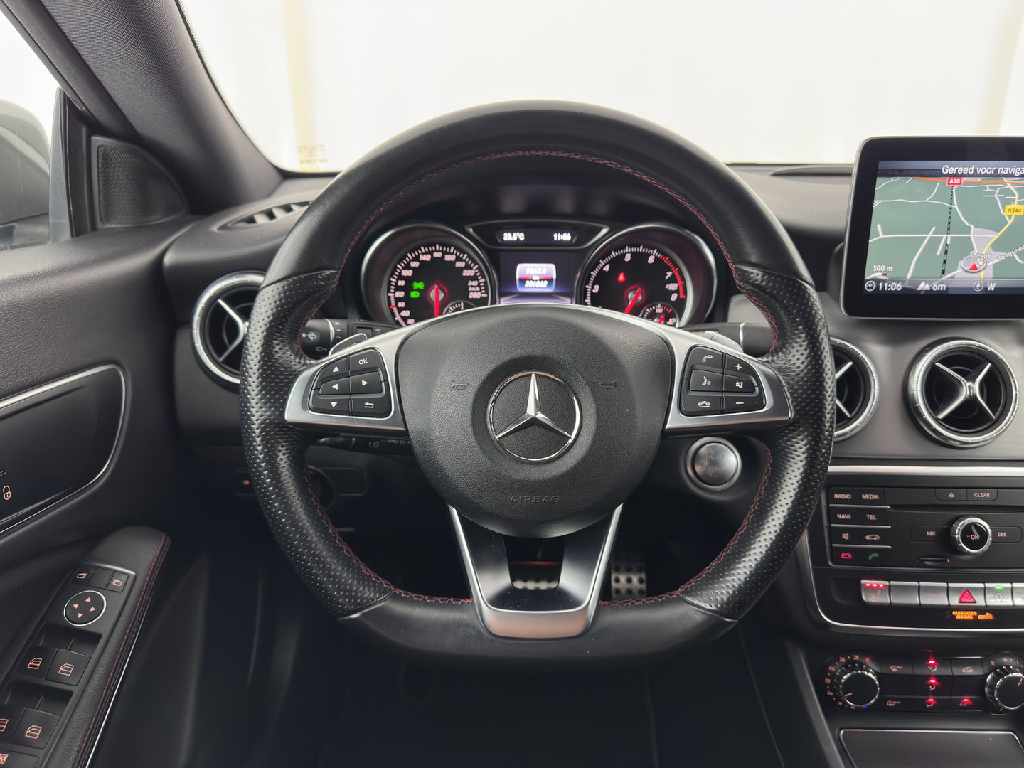 Mercedes-Benz CLA-Klasse Shooting Brake 180 Business Solution AMG *AUT | LEATHER-MICROFIBRE | FULL-LED | HEATED-SPORTSEATS | AMBIENTLIGHT | NAVI-FULLMAP | CAMERA | PRIVACY-GLASS | 18''ALU*