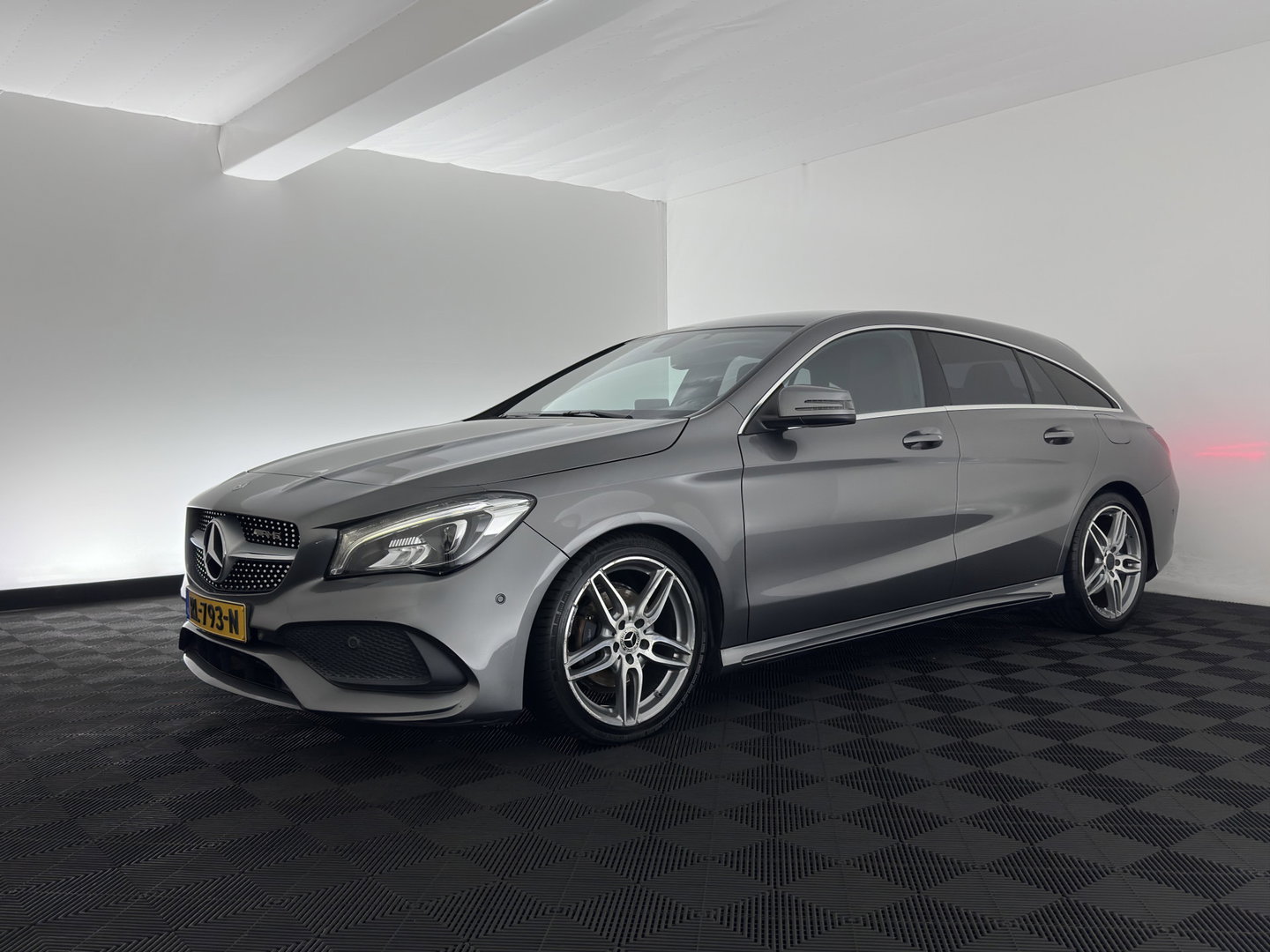 Mercedes-Benz CLA-Klasse Shooting Brake 180 Business Solution AMG *AUT | LEATHER-MICROFIBRE | FULL-LED | HEATED-SPORTSEATS | AMBIENTLIGHT | NAVI-FULLMAP | CAMERA | PRIVACY-GLASS | 18''ALU*