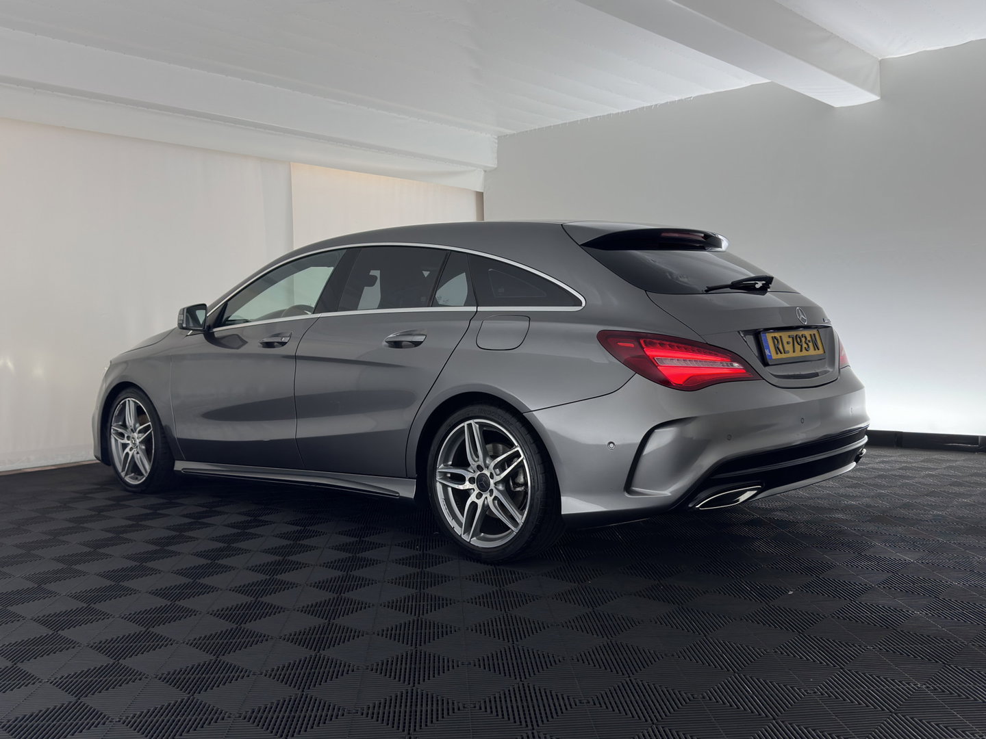 Mercedes-Benz CLA-Klasse Shooting Brake 180 Business Solution AMG *AUT | LEATHER-MICROFIBRE | FULL-LED | HEATED-SPORTSEATS | AMBIENTLIGHT | NAVI-FULLMAP | CAMERA | PRIVACY-GLASS | 18''ALU*