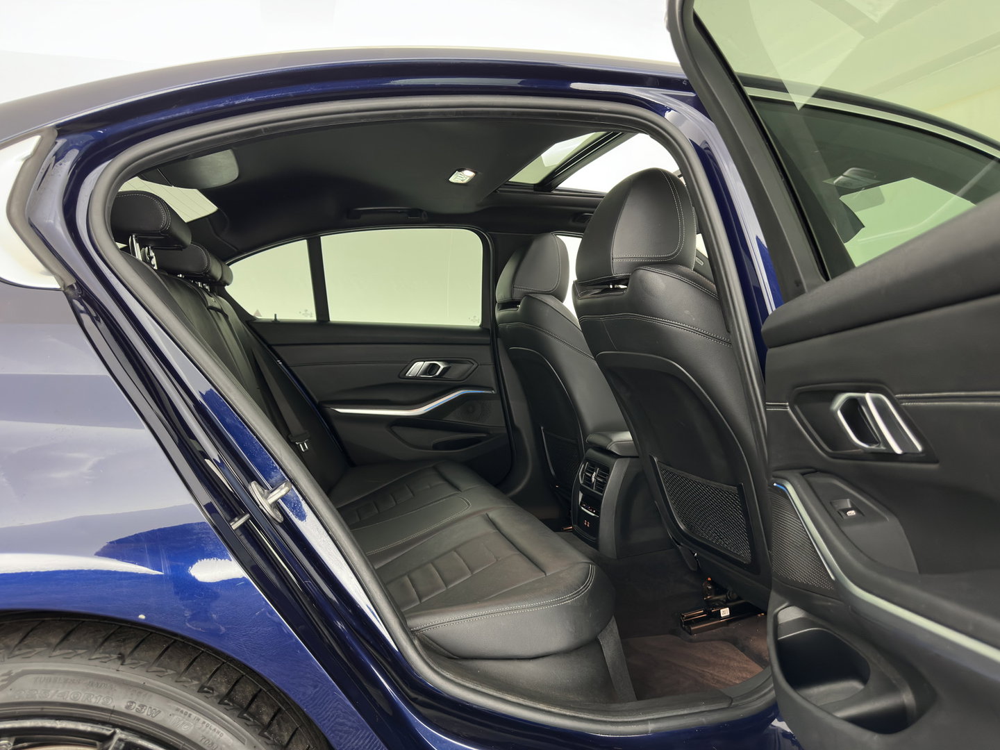 BMW 3-serie 320e Business Edition Plus (INCL.BTW) *AUT | LEATHER | PANO | FULL-LED | HEATED-SPORTSEATS | NAVI-FULLMAP | KEYLESS | PRIVACY-GLASS | ECC | PDC | CRUISE | 19''ALU*