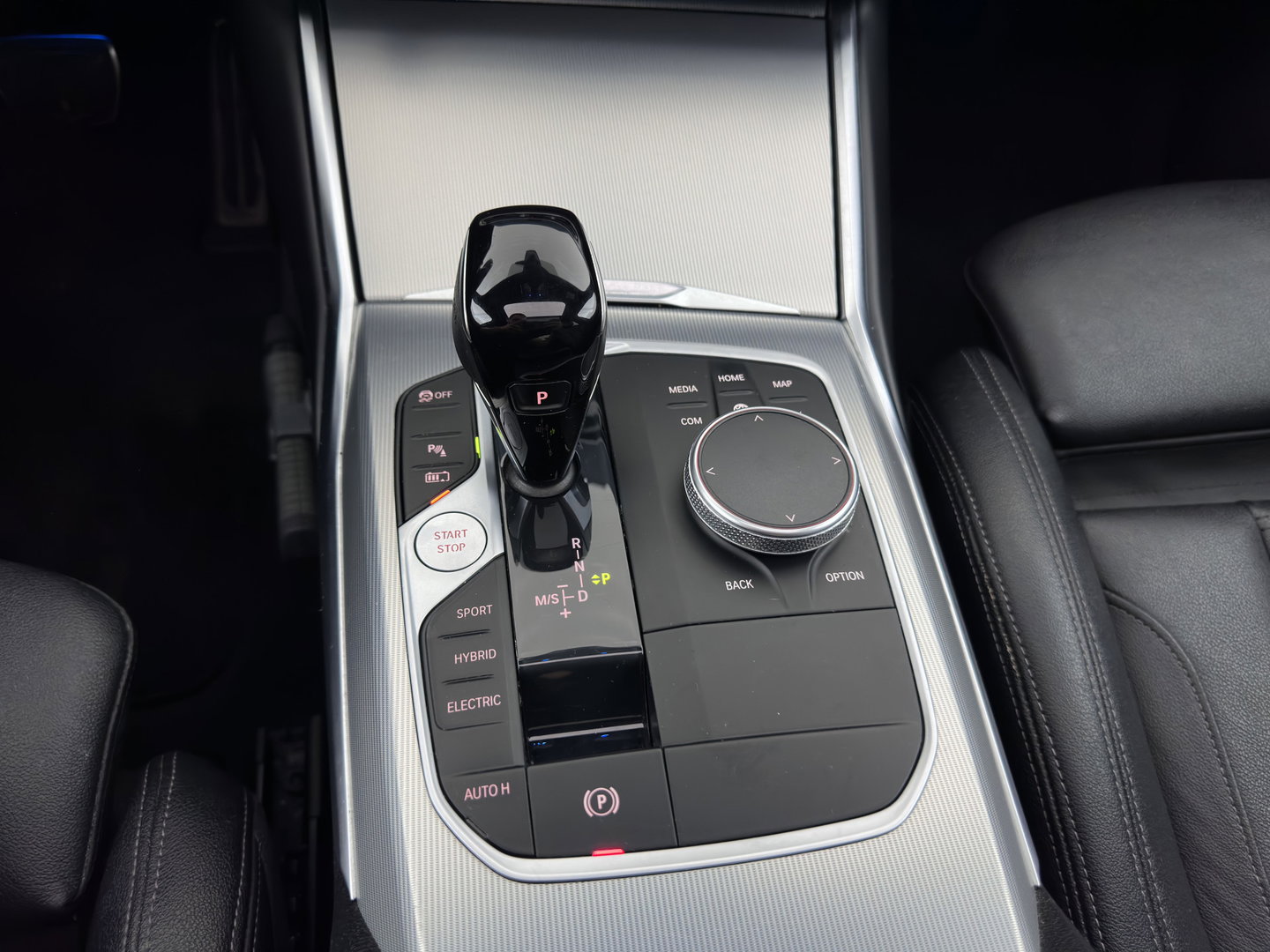 BMW 3-serie 320e Business Edition Plus (INCL.BTW) *AUT | LEATHER | PANO | FULL-LED | HEATED-SPORTSEATS | NAVI-FULLMAP | KEYLESS | PRIVACY-GLASS | ECC | PDC | CRUISE | 19''ALU*