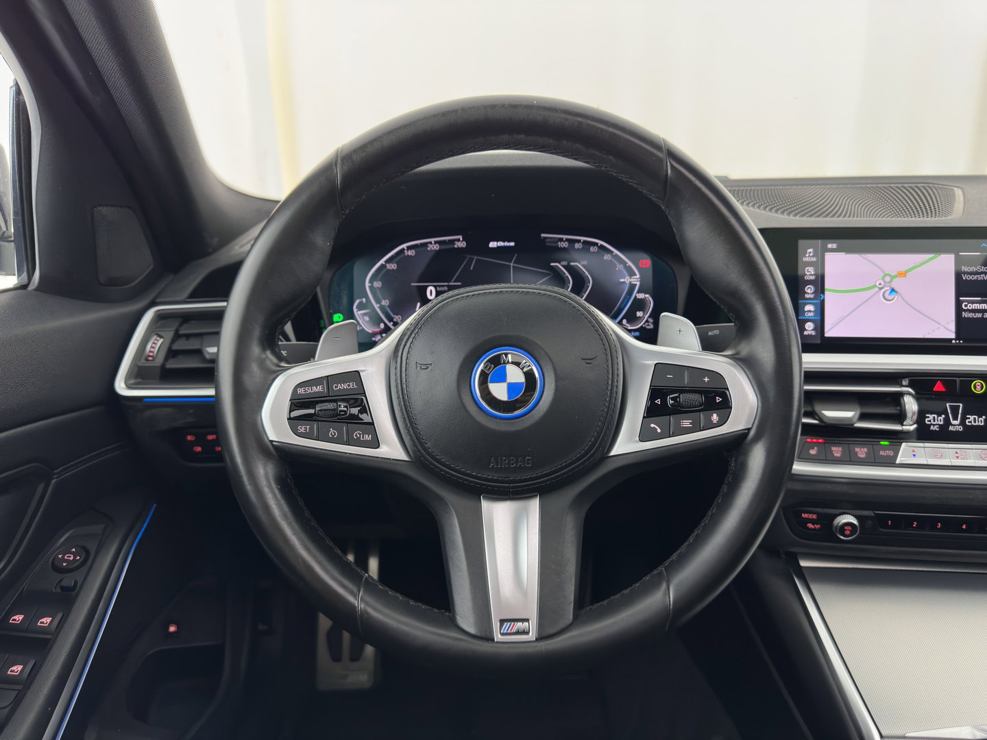 BMW 3-serie 320e Business Edition Plus (INCL.BTW) *AUT | LEATHER | PANO | FULL-LED | HEATED-SPORTSEATS | NAVI-FULLMAP | KEYLESS | PRIVACY-GLASS | ECC | PDC | CRUISE | 19''ALU*