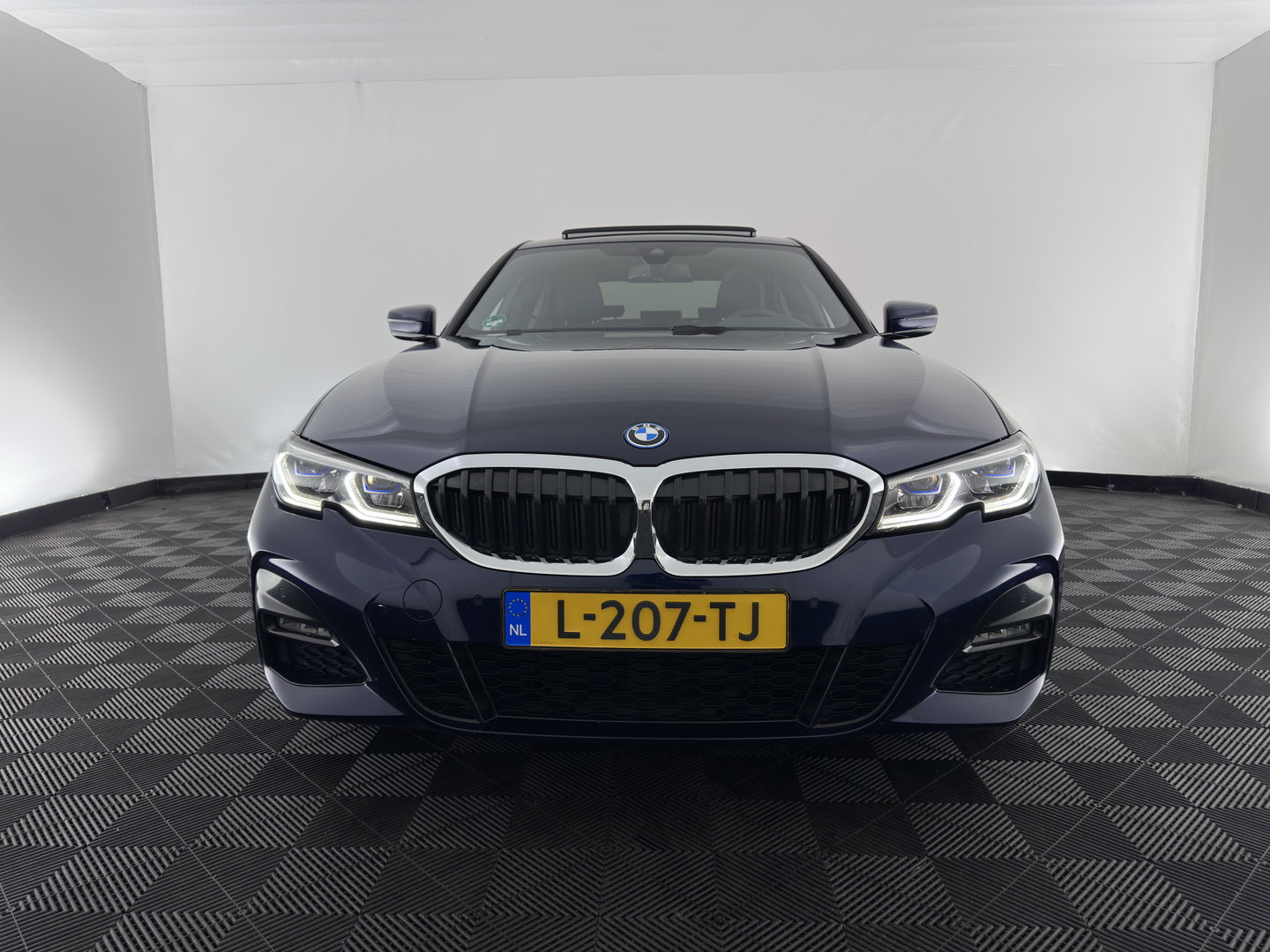 BMW 3-serie 320e Business Edition Plus (INCL.BTW) *AUT | LEATHER | PANO | FULL-LED | HEATED-SPORTSEATS | NAVI-FULLMAP | KEYLESS | PRIVACY-GLASS | ECC | PDC | CRUISE | 19''ALU*