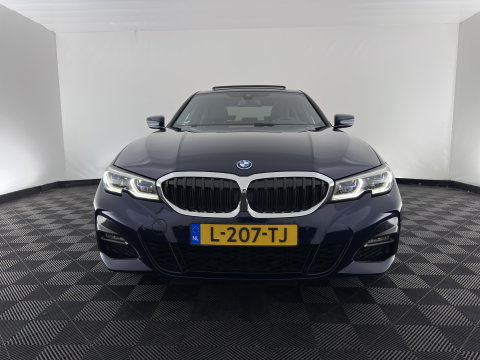 BMW 3-serie 320e Business Edition Plus (INCL.BTW) *AUT | LEATHER | PANO | FULL-LED | HEATED-SPORTSEATS | NAVI-FULLMAP | KEYLESS | PRIVACY-GLASS | ECC | PDC | CRUISE | 19''ALU*
