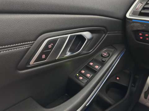 BMW 3-serie 320e Business Edition Plus (INCL.BTW) *AUT | LEATHER | PANO | FULL-LED | HEATED-SPORTSEATS | NAVI-FULLMAP | KEYLESS | PRIVACY-GLASS | ECC | PDC | CRUISE | 19''ALU*