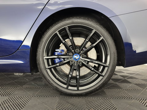 BMW 3-serie 320e Business Edition Plus (INCL.BTW) *AUT | LEATHER | PANO | FULL-LED | HEATED-SPORTSEATS | NAVI-FULLMAP | KEYLESS | PRIVACY-GLASS | ECC | PDC | CRUISE | 19''ALU*