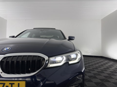 BMW 3-serie 320e Business Edition Plus (INCL.BTW) *AUT | LEATHER | PANO | FULL-LED | HEATED-SPORTSEATS | NAVI-FULLMAP | KEYLESS | PRIVACY-GLASS | ECC | PDC | CRUISE | 19''ALU*