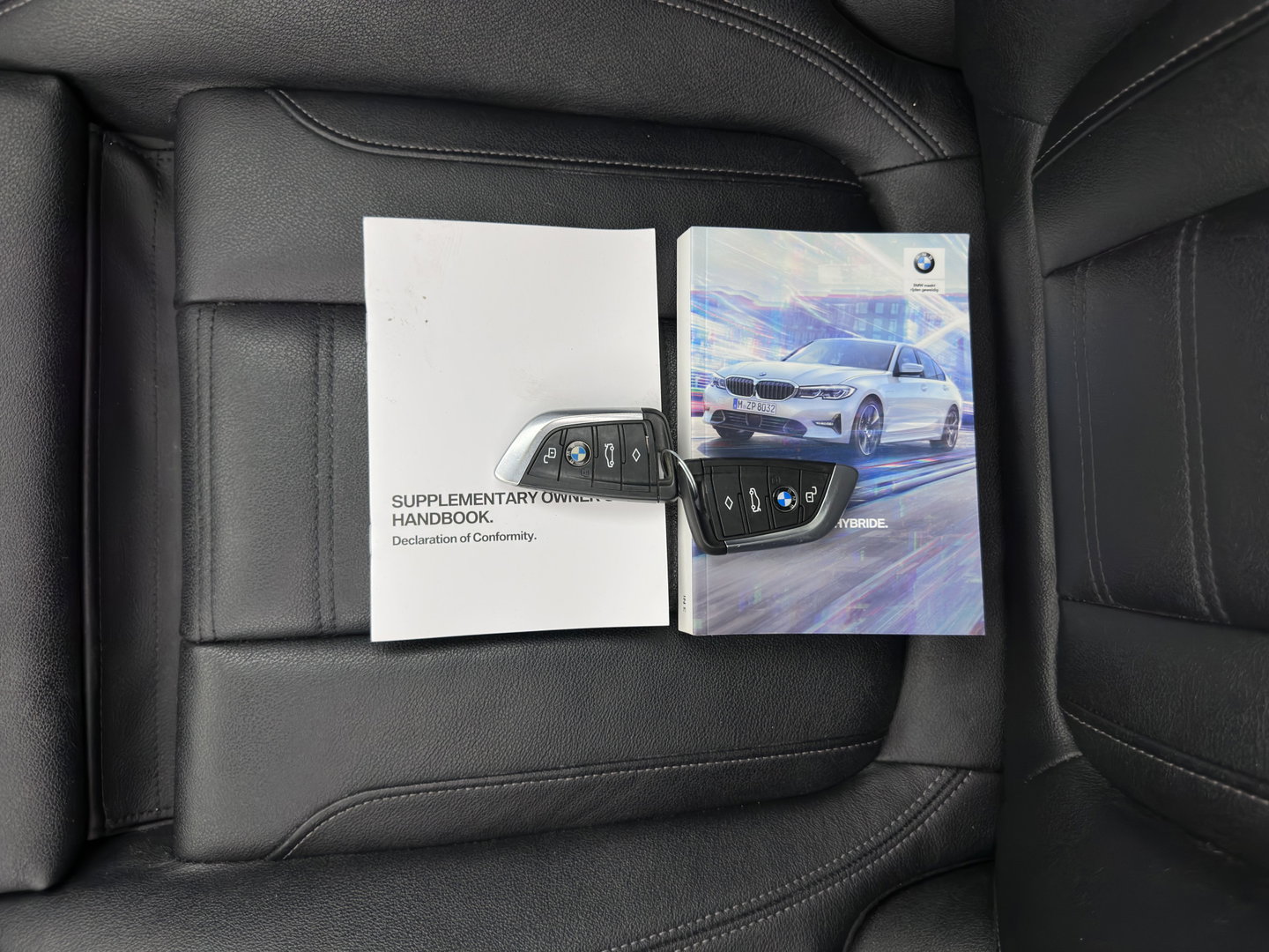 BMW 3-serie 320e Business Edition Plus (INCL.BTW) *AUT | LEATHER | PANO | FULL-LED | HEATED-SPORTSEATS | NAVI-FULLMAP | KEYLESS | PRIVACY-GLASS | ECC | PDC | CRUISE | 19''ALU*
