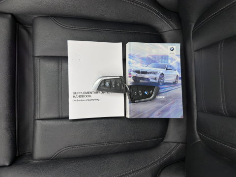 BMW 3-serie 320e Business Edition Plus (INCL.BTW) *AUT | LEATHER | PANO | FULL-LED | HEATED-SPORTSEATS | NAVI-FULLMAP | KEYLESS | PRIVACY-GLASS | ECC | PDC | CRUISE | 19''ALU*