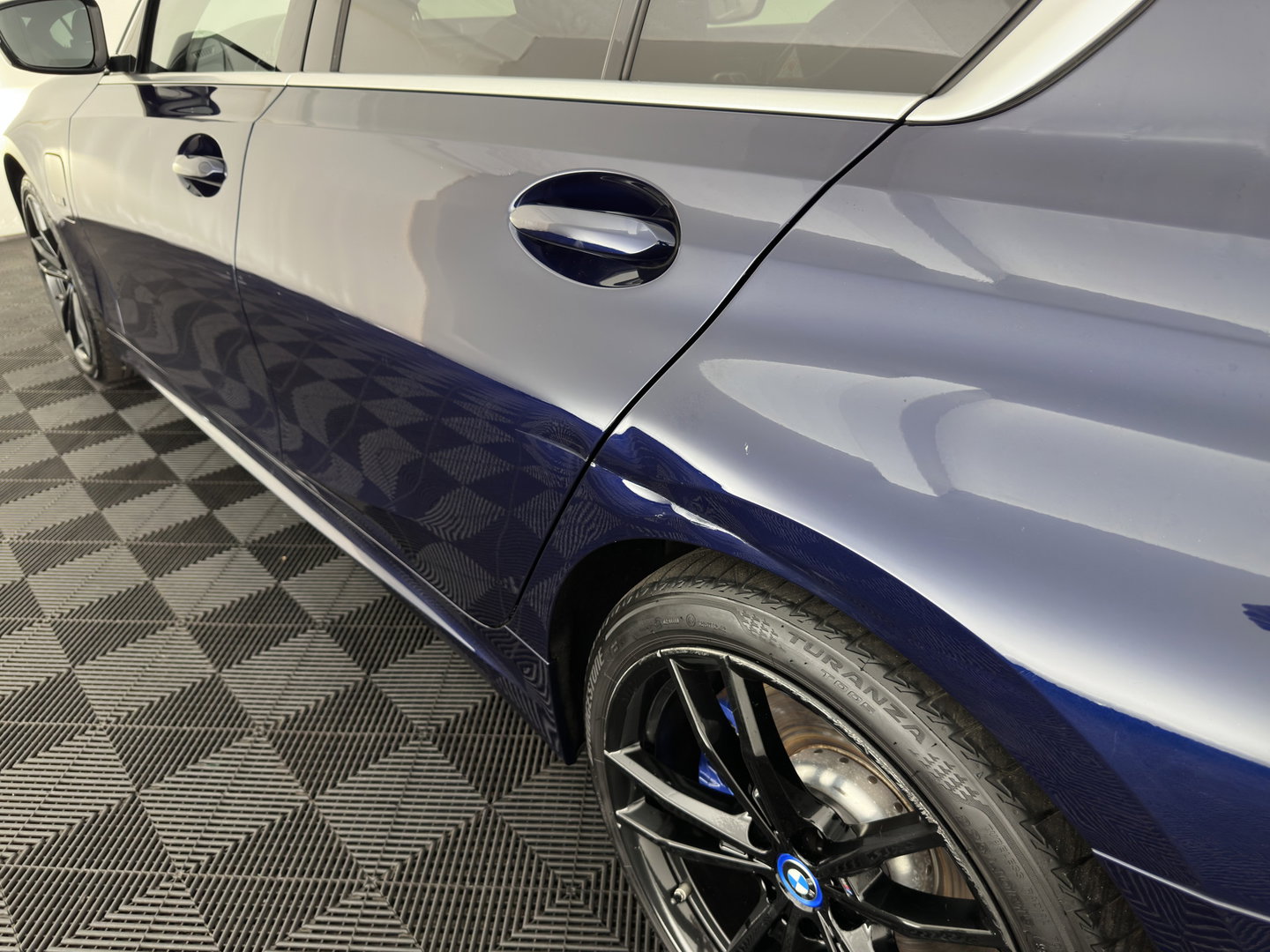 BMW 3-serie 320e Business Edition Plus (INCL.BTW) *AUT | LEATHER | PANO | FULL-LED | HEATED-SPORTSEATS | NAVI-FULLMAP | KEYLESS | PRIVACY-GLASS | ECC | PDC | CRUISE | 19''ALU*