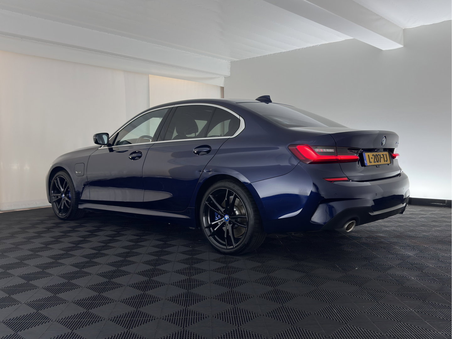 BMW 3-serie 320e Business Edition Plus (INCL.BTW) *AUT | LEATHER | PANO | FULL-LED | HEATED-SPORTSEATS | NAVI-FULLMAP | KEYLESS | PRIVACY-GLASS | ECC | PDC | CRUISE | 19''ALU*