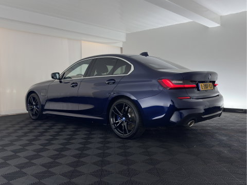 BMW 3-serie 320e Business Edition Plus (INCL.BTW) *AUT | LEATHER | PANO | FULL-LED | HEATED-SPORTSEATS | NAVI-FULLMAP | KEYLESS | PRIVACY-GLASS | ECC | PDC | CRUISE | 19''ALU*