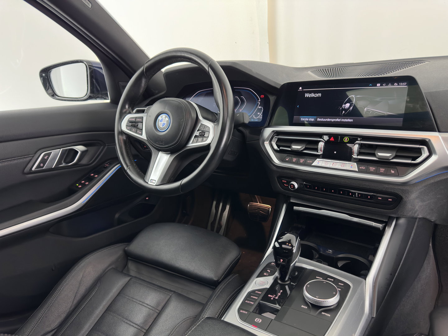 BMW 3-serie 320e Business Edition Plus (INCL.BTW) *AUT | LEATHER | PANO | FULL-LED | HEATED-SPORTSEATS | NAVI-FULLMAP | KEYLESS | PRIVACY-GLASS | ECC | PDC | CRUISE | 19''ALU*