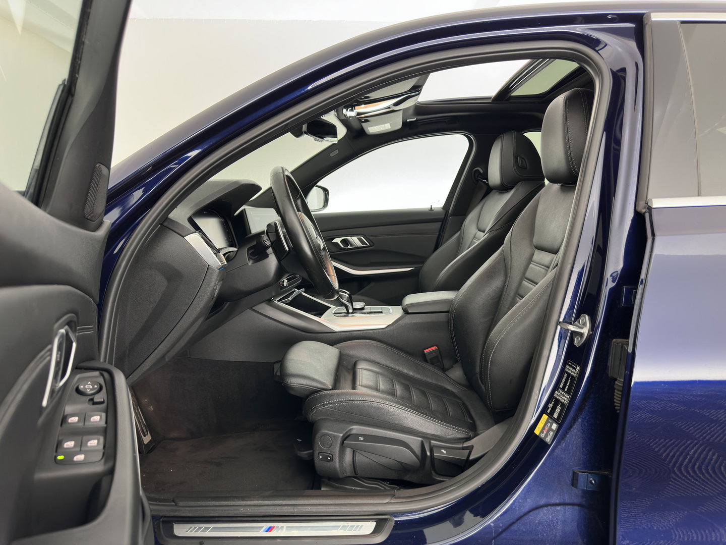 BMW 3-serie 320e Business Edition Plus (INCL.BTW) *AUT | LEATHER | PANO | FULL-LED | HEATED-SPORTSEATS | NAVI-FULLMAP | KEYLESS | PRIVACY-GLASS | ECC | PDC | CRUISE | 19''ALU*