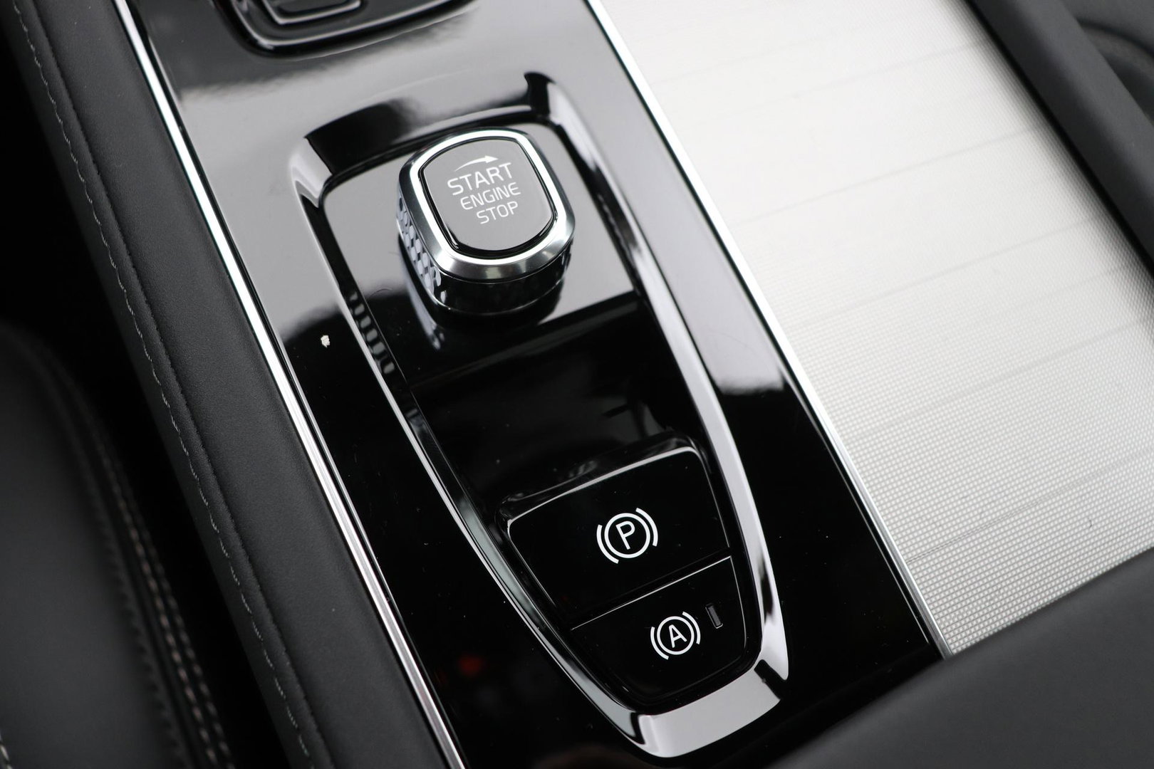 Volvo XC90 T8 Ultra Black Edition | Bowers&Wilkins | Luchtvering | Panoramadak | Trekhaak | 360° Camera | Massage | Stoelventilatie | 21 Inch