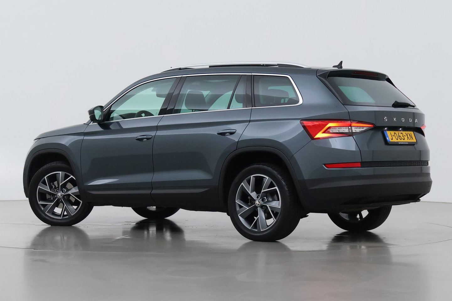 Škoda Kodiaq 1.5 TSI Business Edition Plus | Panoramadak | Trekhaak | 360° Camera | Canton | Travel Assist | Keyless | Stoel+Stuurverwarming | ACC