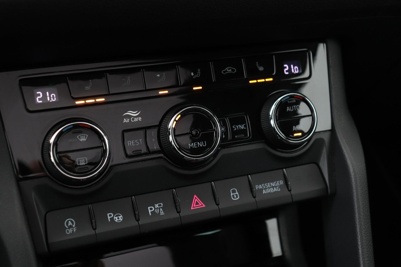 Škoda Kodiaq 1.5 TSI Business Edition Plus | Panoramadak | Trekhaak | 360° Camera | Canton | Travel Assist | Keyless | Stoel+Stuurverwarming | ACC