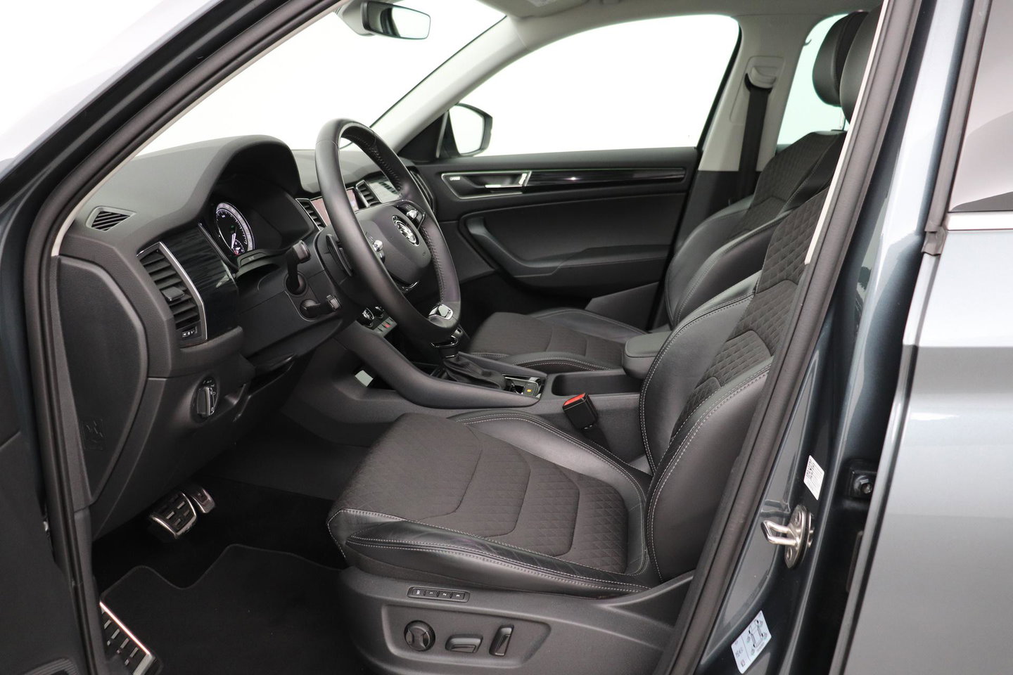 Škoda Kodiaq 1.5 TSI Business Edition Plus | Panoramadak | Trekhaak | 360° Camera | Canton | Travel Assist | Keyless | Stoel+Stuurverwarming | ACC